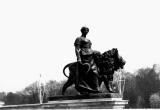 10_statue_vor_buckingham_frau