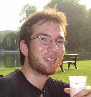 Bild von einer Geburtstagsfeier 2006 Vlado mit einem Becher in der Hand